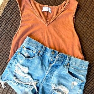 Levi Cut Off’s & Urban Outfitters Shirt Summer Outfit